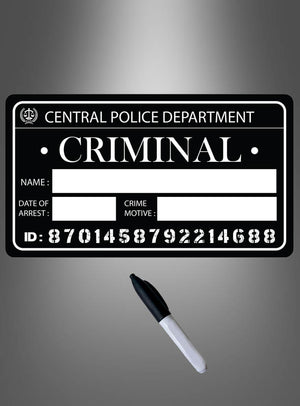Eine „Verbrecher-Tafel“ – ein Schild der Polizei mit Fahndungsfotos, beschriftet mit der Aufschrift „CRIMINAL“ und mit Feldern für Name, Datum, Straftat und Motiv, auch bekannt als „Mugshot-Tafel“ oder „Verbrecher-Tafel“, unter der ein schwarzer Filzstift liegt.