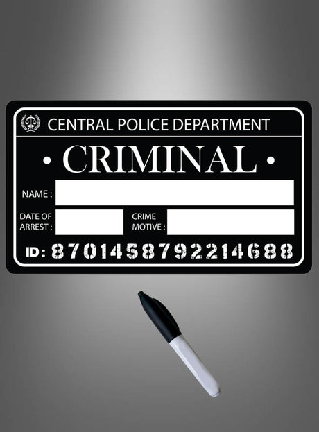Eine „Verbrecher-Tafel“ – ein Schild der Polizei mit Fahndungsfotos, beschriftet mit der Aufschrift „CRIMINAL“ und mit Feldern für Name, Datum, Straftat und Motiv, auch bekannt als „Mugshot-Tafel“ oder „Verbrecher-Tafel“, unter der ein schwarzer Filzstift liegt.