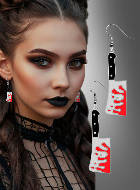 Eine Frau mit dunklem Make-up und geflochtenen Haaren trägt „Fleischmesser-Ohrringe Halloween“ – Ohrringe in Form blutiger Fleischmesser –, die sich perfekt für Horror-Kostüme eignen und vor einem grauen Hintergrund mit Farbverlauf zu sehen sind.