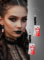 Eine Frau mit dunklem Make-up und geflochtenen Haaren trägt „Fleischmesser-Ohrringe Halloween“ – Ohrringe in Form blutiger Fleischmesser –, die sich perfekt für Horror-Kostüme eignen und vor einem grauen Hintergrund mit Farbverlauf zu sehen sind.