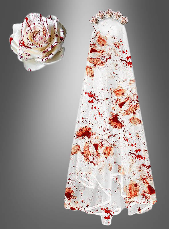 „Blutiger Schleier Horrorbraut 80 cm“, ein weißer Schleier, verziert mit einer weißen Rose – beide mit auffälligen roten Spritzmustern, die an Blut erinnern –, wird vor einem grauen Hintergrund mit Farbverlauf präsentiert. Dieses eindringliche Accessoire eignet sich perfekt, um einen wunderschön unheimlichen Halloween-Look zu kreieren, der die Eleganz eines Rosen-Haarkranzes mit einer schaurigen Note verbindet.