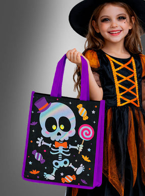 Ein lächelndes Kind in einem Hexenkostüm hält die Halloween-Sammeltasche „Lustiges Skelett“ in der Hand, die mit einem Comic-Skelett, Bonbons und Fledermäusen verziert ist – bereit, leckere Halloween-Süßigkeiten zu sammeln.