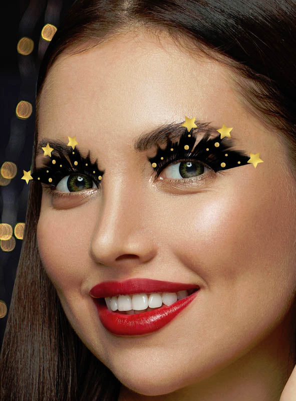 Eine Frau mit langen dunklen Haaren und rotem Lippenstift präsentiert „Schwarze Wimpern mit Sternen – selbstklebend“ – dramatische schwarze Wimpern, die mit schimmernden goldenen Punkten verziert und mit auffälligen goldenen Sternen abgerundet sind. Schwarze Federn verschönern diese selbstklebenden Wimpern zusätzlich und sorgen für einen unvergesslichen, glamourösen Look.