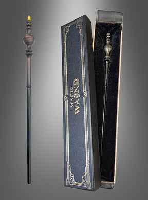 Ein dekorativer schwarzer Zauberstab mit goldener Spitze, der an einen Harry-Potter-Zauberstab erinnert, wird neben einer mit schwarzem Samt ausgekleideten Schachtel mit der Aufschrift „Zauberstab Deluxe in Geschenkschachtel“ präsentiert. Dieser Zauberstab Deluxe ist das perfekte Accessoire für jede angehende Hexe oder jeden angehenden Zauberer, die bzw. der die Zauberschule besucht.