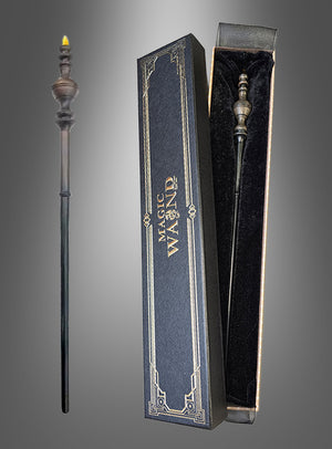 Ein dekorativer schwarzer Zauberstab mit goldener Spitze, der an einen Harry-Potter-Zauberstab erinnert, wird neben einer mit schwarzem Samt ausgekleideten Schachtel mit der Aufschrift „Zauberstab Deluxe in Geschenkschachtel“ präsentiert. Dieser Zauberstab Deluxe ist das perfekte Accessoire für jede angehende Hexe oder jeden angehenden Zauberer, die bzw. der die Zauberschule besucht.