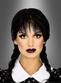 Eine Person mit geflochtenen dunklen Haaren, gestylt mit der „Schwarzen Perücke mit Zöpfen für Erwachsene“, dramatischem Make-up und einem Kleid mit Kragen, posiert vor einem grauen Hintergrund mit Farbverlauf.
