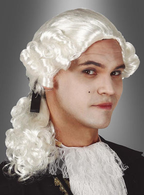 Wer die Barockperücke „Ludwig XVI.“ für Herren, weißes Make-up und ein schwarzes Spitzenoutfit trägt, verkörpert die Eleganz des europäischen Adels des 18. Jahrhunderts – perfekt, um einen barockinspirierten Look zu kreieren oder einem Geisterkostüm einen Hauch von Raffinesse zu verleihen.
