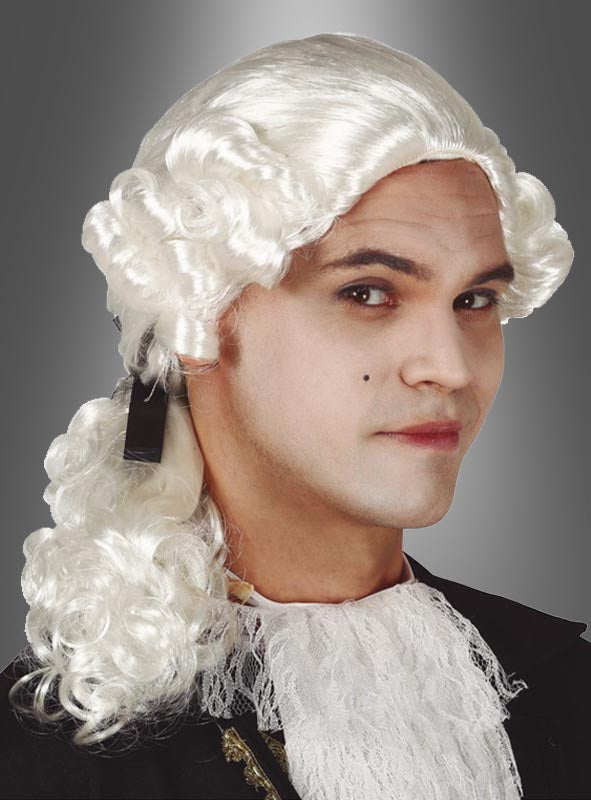 Wer die Barockperücke „Ludwig XVI.“ für Herren, weißes Make-up und ein schwarzes Spitzenoutfit trägt, verkörpert die Eleganz des europäischen Adels des 18. Jahrhunderts – perfekt, um einen barockinspirierten Look zu kreieren oder einem Geisterkostüm einen Hauch von Raffinesse zu verleihen.