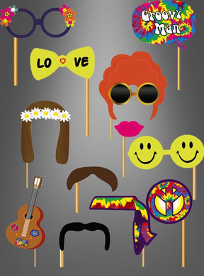 Peppen Sie Ihre 70er-Jahre-Party mit dem Fotobox-Hippie-Set „60er- und 70er-Jahre“ auf – einer farbenfrohen Kollektion von Fotobox-Requisiten im Stil der 1960er Jahre, darunter bunte Brillen, Perücken, eine Gitarre, ein Stirnband, Schnurrbärte und leuchtende, vom Hippie-Stil inspirierte Schilder vor grauem Hintergrund – perfekte Fotorequisiten für jede Fotobox.