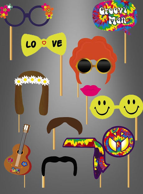 Peppen Sie Ihre 70er-Jahre-Party mit dem Fotobox-Hippie-Set „60er- und 70er-Jahre“ auf – einer farbenfrohen Kollektion von Fotobox-Requisiten im Stil der 1960er Jahre, darunter bunte Brillen, Perücken, eine Gitarre, ein Stirnband, Schnurrbärte und leuchtende, vom Hippie-Stil inspirierte Schilder vor grauem Hintergrund – perfekte Fotorequisiten für jede Fotobox.
