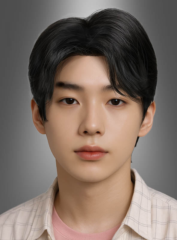 Ein junger Mensch mit glattem, dunklem Haar, das im Stil der Boy-Group-Sänger-Perücke aus dem K-Pop frisiert ist, und mit makelloser Haut blickt vor einem neutralen grauen Hintergrund nach vorne; er trägt ein helles Karohemd über einem rosa Oberteil.