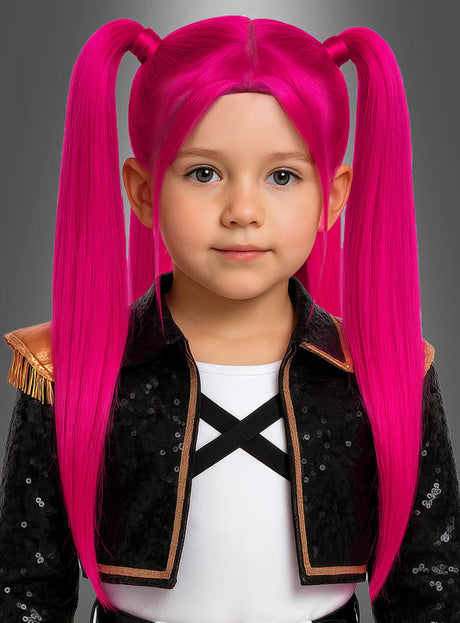 Ein kleines Kind mit langen, leuchtend rosa Zöpfen im Stil der K-Pop-Perücke „Mari Kinderperücke Pink“, das eine schwarze Paillettenjacke mit goldenem Besatz und ein weißes Oberteil trug, posierte vor einem schlichten grauen Hintergrund.
