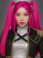 Eine Frau, die die K-Pop-Perücke „Mari mit Zöpfen in Pink“ trägt – eine lange, leuchtend pinkfarbene Perücke, die zu Zöpfen frisiert ist –, kombiniert diese mit einem silbernen Oberteil und einer schwarzen Jacke mit goldenen Akzenten, während sie vor einem schlichten grauen Hintergrund posiert.