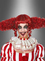 Eine Person in einem rot-weiß gestreiften Kostüm mit Rüschenkragen trägt die „Rote Clown-Perücke Damen“ – eine lockige rote Perücke, die zu verspielten Zöpfen frisiert ist – kombiniert mit auffälligem Clown-Make-up mit übertriebenen schwarzen und roten Akzenten. Der Look wird vor einem grauen Hintergrund mit Farbverlauf in Szene gesetzt und durch das ideale Accessoire für ein unvergessliches Clown-Outfit abgerundet.