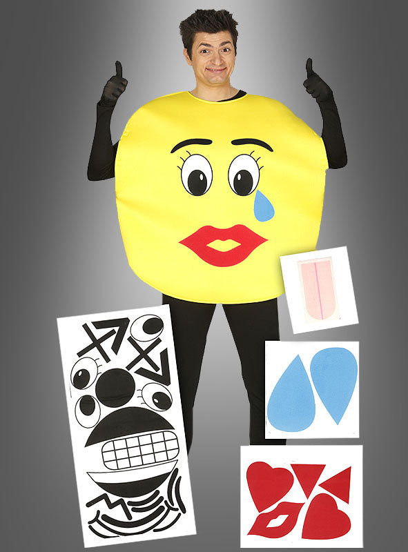 Eine Person, die ein großes gelbes Emoticon-Kostüm (Emoji, frei gestaltbar) mit einem Riss trägt, umgeben von abnehmbaren Gesichtszügen auf einem grauen Hintergrund mit Farbverlauf.
