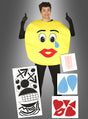 Eine Person, die ein großes gelbes Emoticon-Kostüm (Emoji, frei gestaltbar) mit einem Riss trägt, umgeben von abnehmbaren Gesichtszügen auf einem grauen Hintergrund mit Farbverlauf.