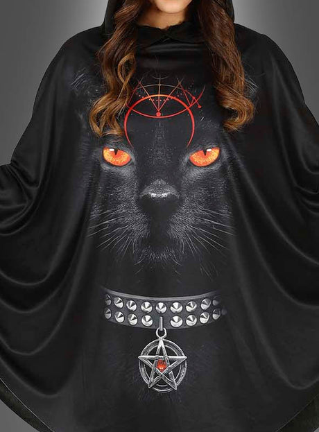 Eine Person trägt den Poncho „Schwarze Katze mit Kapuze“ – ein auffälliges schwarzes Kleidungsstück mit Kapuze, das mit einem großen schwarzen Katzengesicht mit orangefarbenen Augen, einem Nietenkragen, einem Pentagramm-Anhänger und einem roten geometrischen Muster über den Augen der Katze verziert ist – und sich somit ideal als „Schwarze-Katze-Kostüm“ oder Halloween-Damenkostüm eignet.
