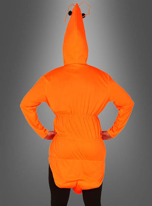 Eine Person im orangefarbenen „Garnele Shrimps“-Kostüm, von hinten gesehen, die Hände in die Hüften gestemmt, vor grauem Hintergrund – ideal für Karnevalsfeiern oder alle, die ein verspieltes „Shrimps“-Kostüm für Erwachsene suchen.