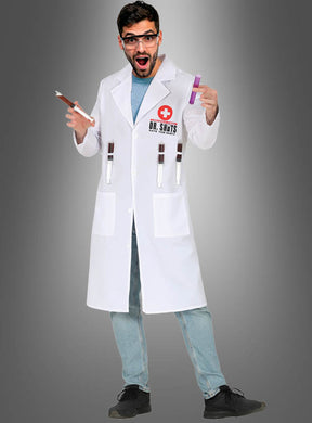 Ein Mann in einem weißen Laborkittel mit der Aufschrift „Dr. Shots“, der eine Spritze in der Hand hält und in dessen Taschen sich weitere Spritzen befinden, steht vor einem grauen Hintergrund mit Farbverlauf – das „Dr. Shots“-Spaßkostüm mit Spritzen ist das perfekte Doktorkostüm für Herren für jede Party oder Veranstaltung.