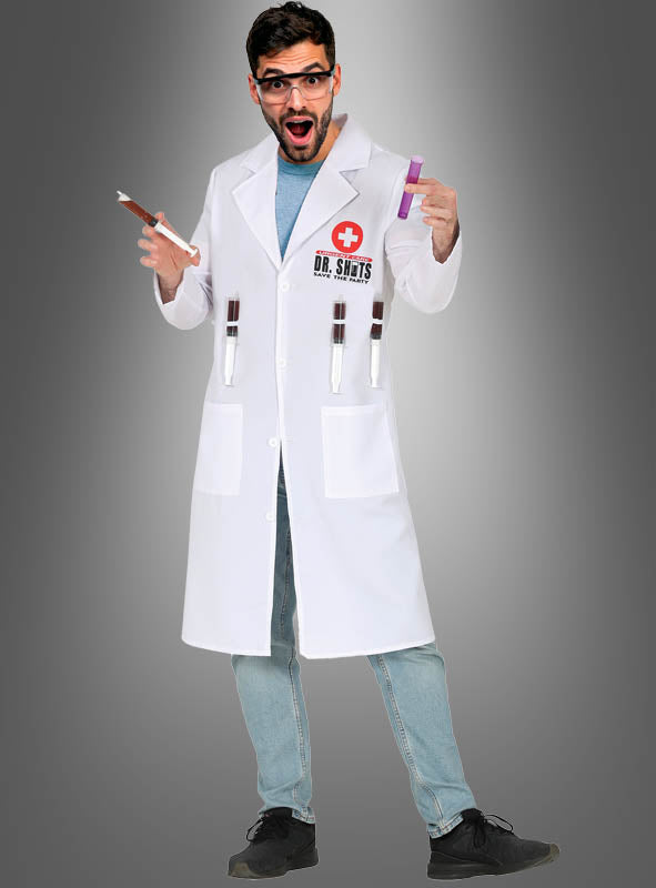 Ein Mann in einem weißen Laborkittel mit der Aufschrift „Dr. Shots“, der eine Spritze in der Hand hält und in dessen Taschen sich weitere Spritzen befinden, steht vor einem grauen Hintergrund mit Farbverlauf – das „Dr. Shots“-Spaßkostüm mit Spritzen ist das perfekte Doktorkostüm für Herren für jede Party oder Veranstaltung.