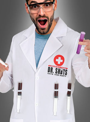 Jemand, der das „Doktor Shots“-Spaßkostüm mit Spritzen trägt – komplett mit einem weißen Laborkittel mit der Aufschrift „Dr. Shots“, Spritzen, Reagenzgläsern, Schutzbrille und einem überraschten Gesichtsausdruck vor grauem Hintergrund –, sorgt für das perfekte witzige Arzt-Outfit oder Arztkostüm für Herren.