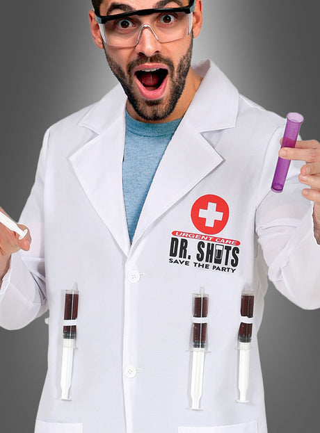 Jemand, der das „Doktor Shots“-Spaßkostüm mit Spritzen trägt – komplett mit einem weißen Laborkittel mit der Aufschrift „Dr. Shots“, Spritzen, Reagenzgläsern, Schutzbrille und einem überraschten Gesichtsausdruck vor grauem Hintergrund –, sorgt für das perfekte witzige Arzt-Outfit oder Arztkostüm für Herren.