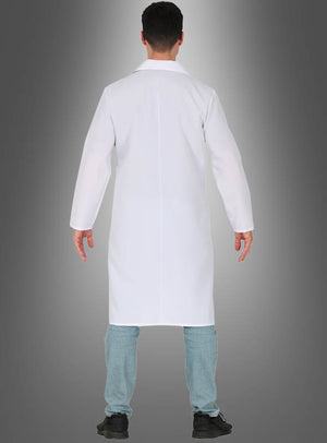 Ein Mann steht mit dem Rücken zur Kamera und trägt das „Doktor Shots Spaßkostüm mit Spritzen“ – einen langen weißen Laborkittel im Stil eines witzigen Arzt-Outfits – sowie hellblaue Jeans und schwarze Schuhe; im Hintergrund ist ein grauer Farbverlauf zu sehen.