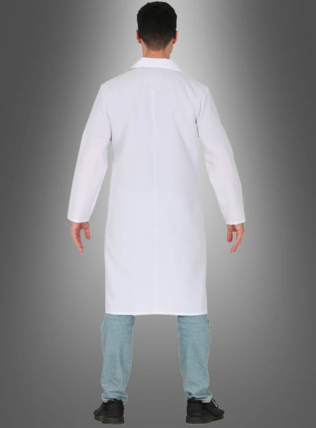 Ein Mann steht mit dem Rücken zur Kamera und trägt das „Doktor Shots Spaßkostüm mit Spritzen“ – einen langen weißen Laborkittel im Stil eines witzigen Arzt-Outfits – sowie hellblaue Jeans und schwarze Schuhe; im Hintergrund ist ein grauer Farbverlauf zu sehen.