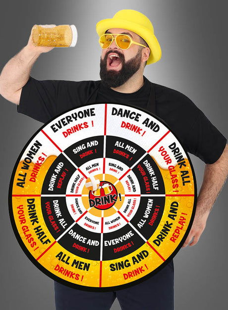 Ein Mann mit gelbem Hut und Brille hält ein Getränk in der Hand und trägt dabei das „Dart Scheibe Spaßkostüm & Trinkspiel“ – ein riesiges Dartscheiben-Kostüm mit Trinkspiel-Herausforderungen –, was sein Outfit zur ersten Wahl für jeden Trinkspiel-Fan macht.