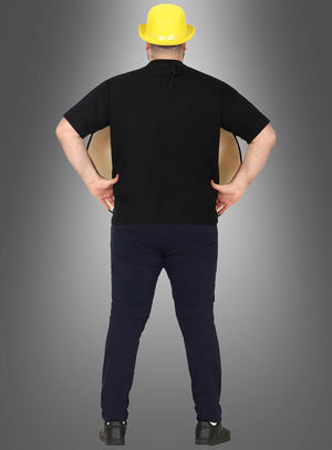 Eine Person, die mit den Händen in den Hüften dasteht und das „Dart Scheibe Spaßkostüm & Trinkspiel“ trägt – bestehend aus einem gelben Hut, einem schwarzen Hemd und einer dunklen Hose –, steht mit dem Rücken zur Kamera vor einem grauen Hintergrund mit Farbverlauf. Ideal für alle, die ein lustiges Trinkspiel genießen oder ihr Dartkostüm präsentieren möchten.
