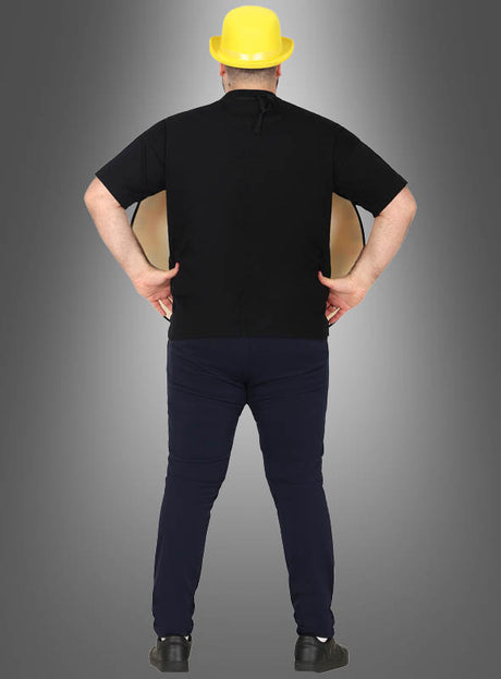Eine Person, die mit den Händen in den Hüften dasteht und das „Dart Scheibe Spaßkostüm & Trinkspiel“ trägt – bestehend aus einem gelben Hut, einem schwarzen Hemd und einer dunklen Hose –, steht mit dem Rücken zur Kamera vor einem grauen Hintergrund mit Farbverlauf. Ideal für alle, die ein lustiges Trinkspiel genießen oder ihr Dartkostüm präsentieren möchten.