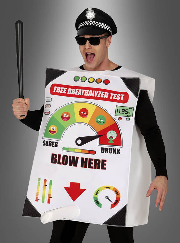 Eine Person mit Polizeimütze und Sonnenbrille trägt das Alkoholmessgerät-Kostüm, auf dem „Blow Here“ aufgedruckt ist, hält einen Polizeistock in der Hand und steht vor einem grauen Hintergrund. Dieses Alkoholmessgerät-Kostüm ist das perfekte Spaßkostüm für Partys oder Veranstaltungen, bei denen Sie als ultimativer Promille-Tester auffallen möchten.