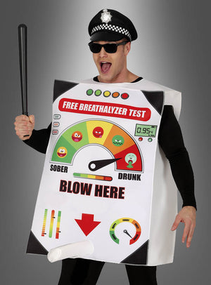 Eine Person mit Polizeimütze und Sonnenbrille trägt das Alkoholmessgerät-Kostüm, auf dem „Blow Here“ aufgedruckt ist, hält einen Polizeistock in der Hand und steht vor einem grauen Hintergrund. Dieses Alkoholmessgerät-Kostüm ist das perfekte Spaßkostüm für Partys oder Veranstaltungen, bei denen Sie als ultimativer Promille-Tester auffallen möchten.