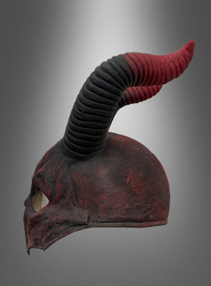 Eine Profilansicht der „Teufel Maske mit Hörnern aus Latex“, bestehend aus einem dunkelroten und schwarzen Helm mit großen, geschwungenen Hörnern und einer todeskopartigen Gesichtsbedeckung, vor einem Hintergrund mit Farbverlauf.