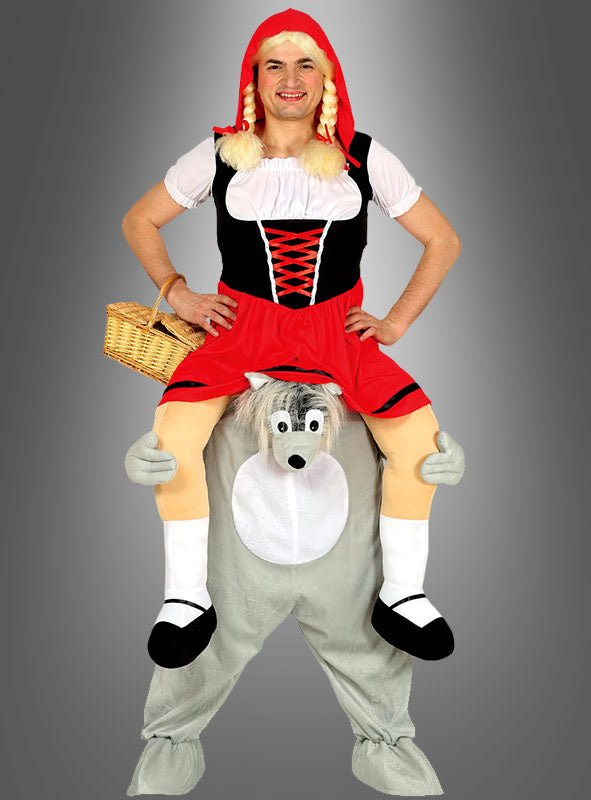 Jemand trägt das „Carry Me“-Kostüm „Rotkäppchen auf Wolf“, auf dem Rotkäppchen auf den Schultern eines großen grauen Wolfes sitzt und einen Korb hält, vor einem einfarbigen grauen Hintergrund.