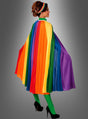 Eine Person, die den „Deluxe Umhang Cape Regenbogen 7 Meter“ trägt, kombiniert mit grünen Strumpfhosen, schwarzen High Heels und einem Regenbogen-Stirnband, steht vor einem grauen Hintergrund mit Farbverlauf – ein auffälliges Karnevalskostüm, ideal als Umhang für Damen und Herren.