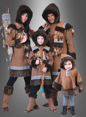 Vier Personen in traditioneller brauner, mit Pelz besetzter Kleidung, darunter der kuschelige Eskimo-Nalu-Umhang für Kinder und klassische Eskimo-Kostümdetails, posieren gemeinsam vor einem grauen Hintergrund. Zwei Erwachsene und zwei Kinder lächeln und blicken in die Kamera.
