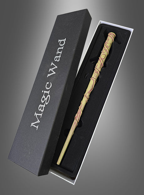 Ein dekorativer Zauberstab aus Holz mit geschnitzten Mustern, inspiriert vom „Deluxe Zauberin Zauberstab mit LED“, wird in einer schwarzen Schachtel präsentiert, auf deren Deckel „Magic Wand“ steht.