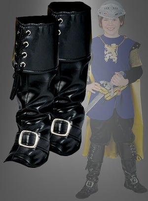 Schwarze Stiefel aus Kunstleder mit Schnallen und Schnürsenkeln sind vor einem Kind zu sehen, das ein mittelalterliches Ritterkostüm trägt und ein Spielzeugschwert in der Hand hält. Die „Stiefelüberzieher Pirat für Kinder“ eignen sich perfekt als Fasching-Zubehör und verleihen jedem Verkleidungsoutfit einen abenteuerlichen Touch.