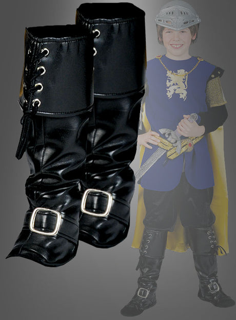 Schwarze Stiefel aus Kunstleder mit Schnallen und Schnürsenkeln sind vor einem Kind zu sehen, das ein mittelalterliches Ritterkostüm trägt und ein Spielzeugschwert in der Hand hält. Die „Stiefelüberzieher Pirat für Kinder“ eignen sich perfekt als Fasching-Zubehör und verleihen jedem Verkleidungsoutfit einen abenteuerlichen Touch.