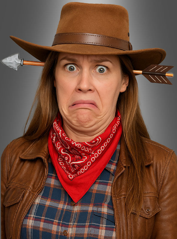 Mit dem „Haarreif Indianer Pfeil im Kopf“ sieht eine Frau mit Cowboyhut und rotem Bandana schockiert aus, denn dieses klassische Karnevals-Requisit erzeugt die urkomische Illusion, als würde ein Pfeil durch ihren Kopf gehen – und ist damit das perfekte Kostüm-Accessoire.