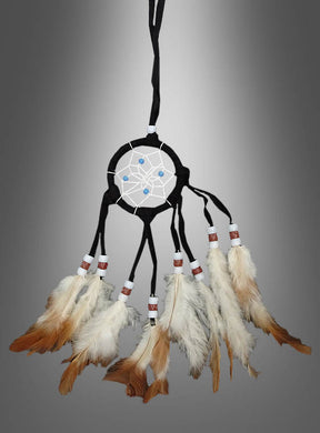 Wir präsentieren den Traumfänger-Indianerschmuck: mit filigranem weißem Geflecht, auffälligen blauen Perlen und acht zarten braun-weißen Federn, alles vor einem sanften grauen Farbverlauf – ein bezauberndes Accessoire, das Ihrer Einrichtung einen Hauch von Mystik verleiht.