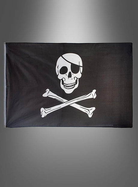Eine schwarze Große Piratenflagge (90 x 150 cm) mit einem weißen Totenkopf mit Augenklappe über zwei gekreuzten Knochen, bekannt als „Jolly Roger“-Piratenflagge, vor einem grauen Hintergrund mit Farbverlauf – perfekt für jeden aufregenden Piraten-Kindergeburtstag.