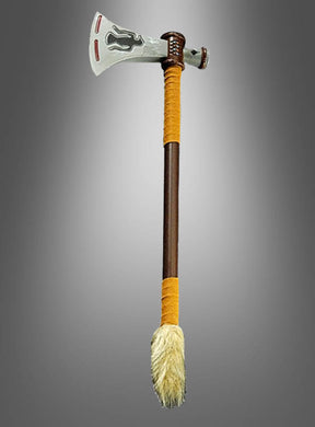 Tomahawk „Indianer“ 50 cm, Kriegsbeil mit verzierter silberner Klinge, einem mit hellbraunem Leder umwickelten Holzgriff und einem Büschel Tierfell am unteren Ende, abgebildet vor einem grauen Hintergrund mit Farbverlauf – perfekt als Accessoire für Ihr Indianerkostüm oder als authentisch wirkendes Ausstellungsstück.
