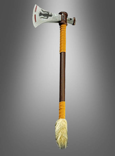Tomahawk „Indianer“ 50 cm, Kriegsbeil mit verzierter silberner Klinge, einem mit hellbraunem Leder umwickelten Holzgriff und einem Büschel Tierfell am unteren Ende, abgebildet vor einem grauen Hintergrund mit Farbverlauf – perfekt als Accessoire für Ihr Indianerkostüm oder als authentisch wirkendes Ausstellungsstück.