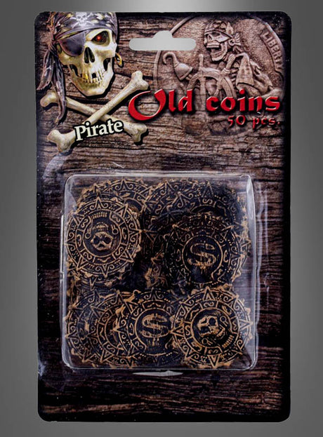 Eine Packung mit der Aufschrift „Antike Münzen Piratenschatz 50 Stück“ enthält 50 goldfarbene dekorative Kunststoffmünzen, die von antiken Piratenschätzen inspiriert sind und sich ideal für die Gestaltung einer realistischen Piratenschatz-Ausstellung vor einem Hintergrund mit Holzmaserung eignen.