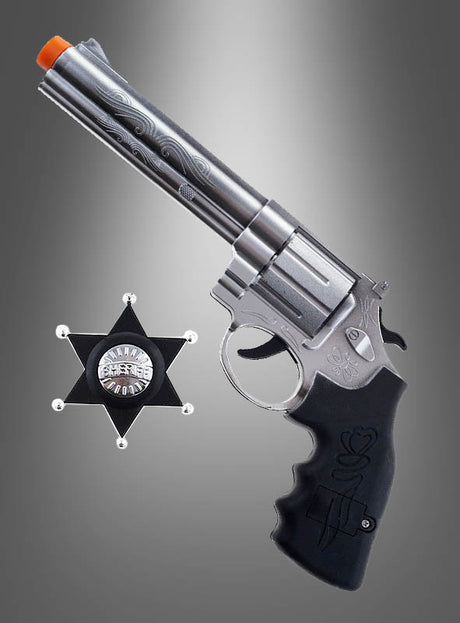 Ein „Revolver mit Sheriff-Stern“-Set, bestehend aus einem Spielzeugrevolver mit orangefarbener Spitze und schwarzem Griff, der neben einem Sheriff-Abzeichen aus Kunststoff platziert ist, wird vor einem grauen Hintergrund mit Farbverlauf dargestellt.