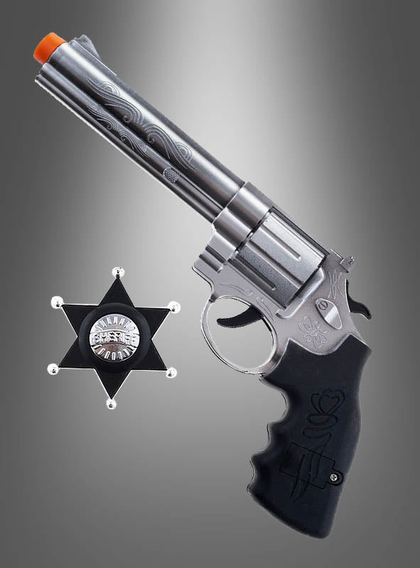 Ein „Revolver mit Sheriff-Stern“-Set, bestehend aus einem Spielzeugrevolver mit orangefarbener Spitze und schwarzem Griff, der neben einem Sheriff-Abzeichen aus Kunststoff platziert ist, wird vor einem grauen Hintergrund mit Farbverlauf dargestellt.