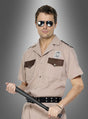 Ein Mann in einer hellbraunen Polizeiuniform und mit Sonnenbrille hält einen 52 cm langen Polizeistock (Schlagstock, Gummiknüppel) in der Hand und steht vor einem grauen Hintergrund mit Farbverlauf.