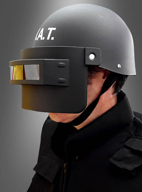 Eine Person, die den SWAT-Helm für Erwachsene mit Visier und Gesichtsschutz mit der Aufschrift „S.W.A.T.“ trägt und dunkle Schutzkleidung vor einem neutralen Hintergrund.